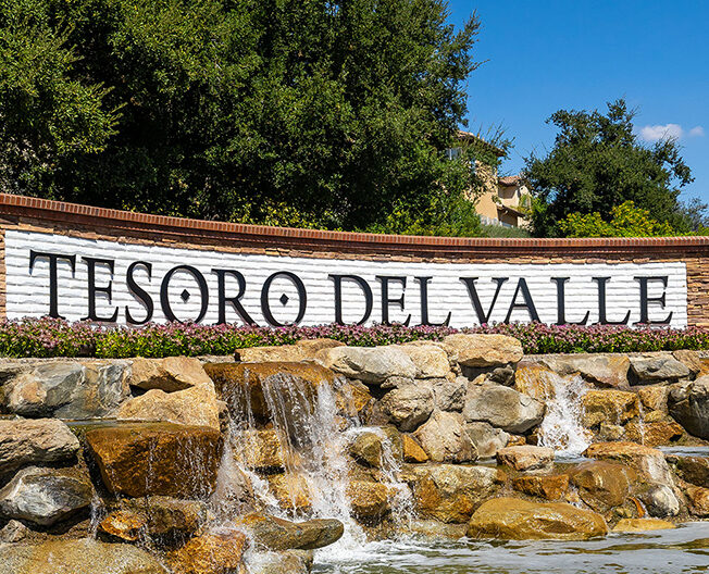 The fountain at the entrance of the Tesoro Del Valle neighborhood in Valencia, Ca